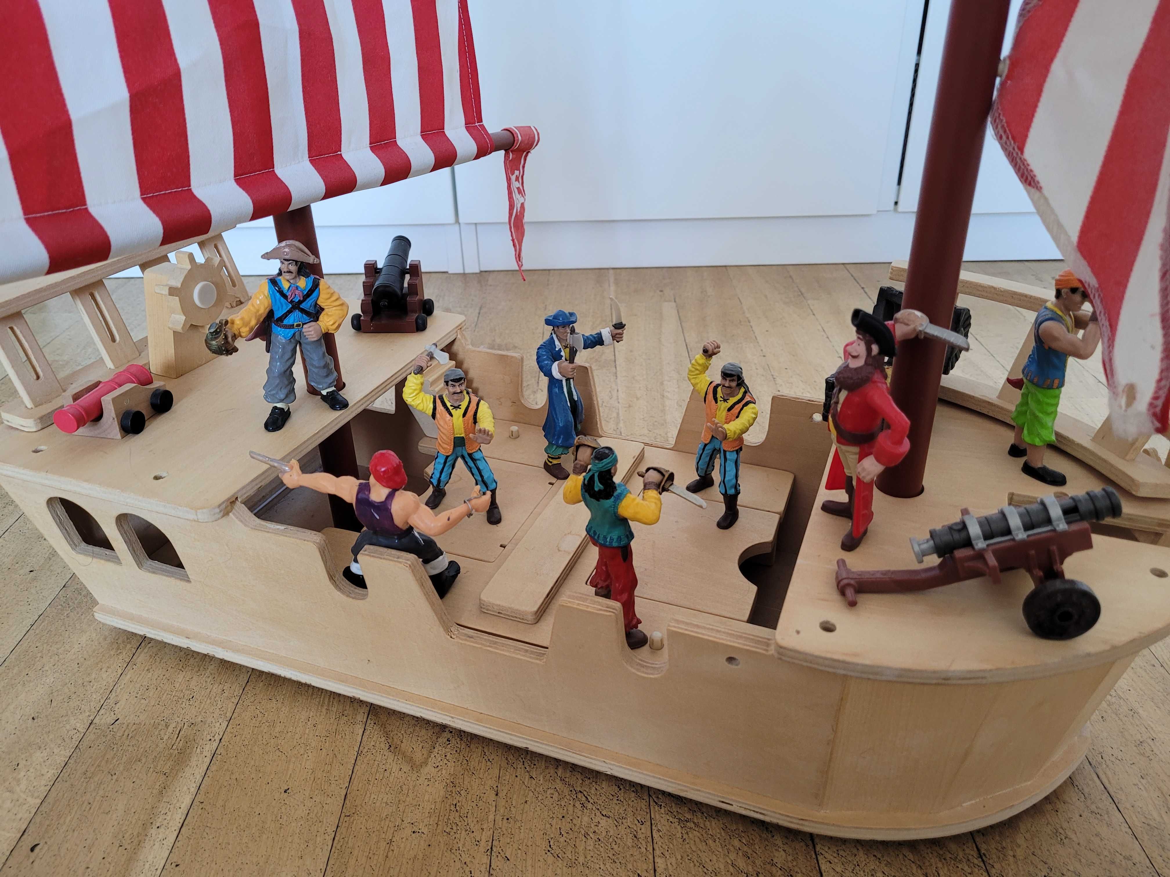 Drewniany statek piracki z figurkami piratow, brakujące elementy