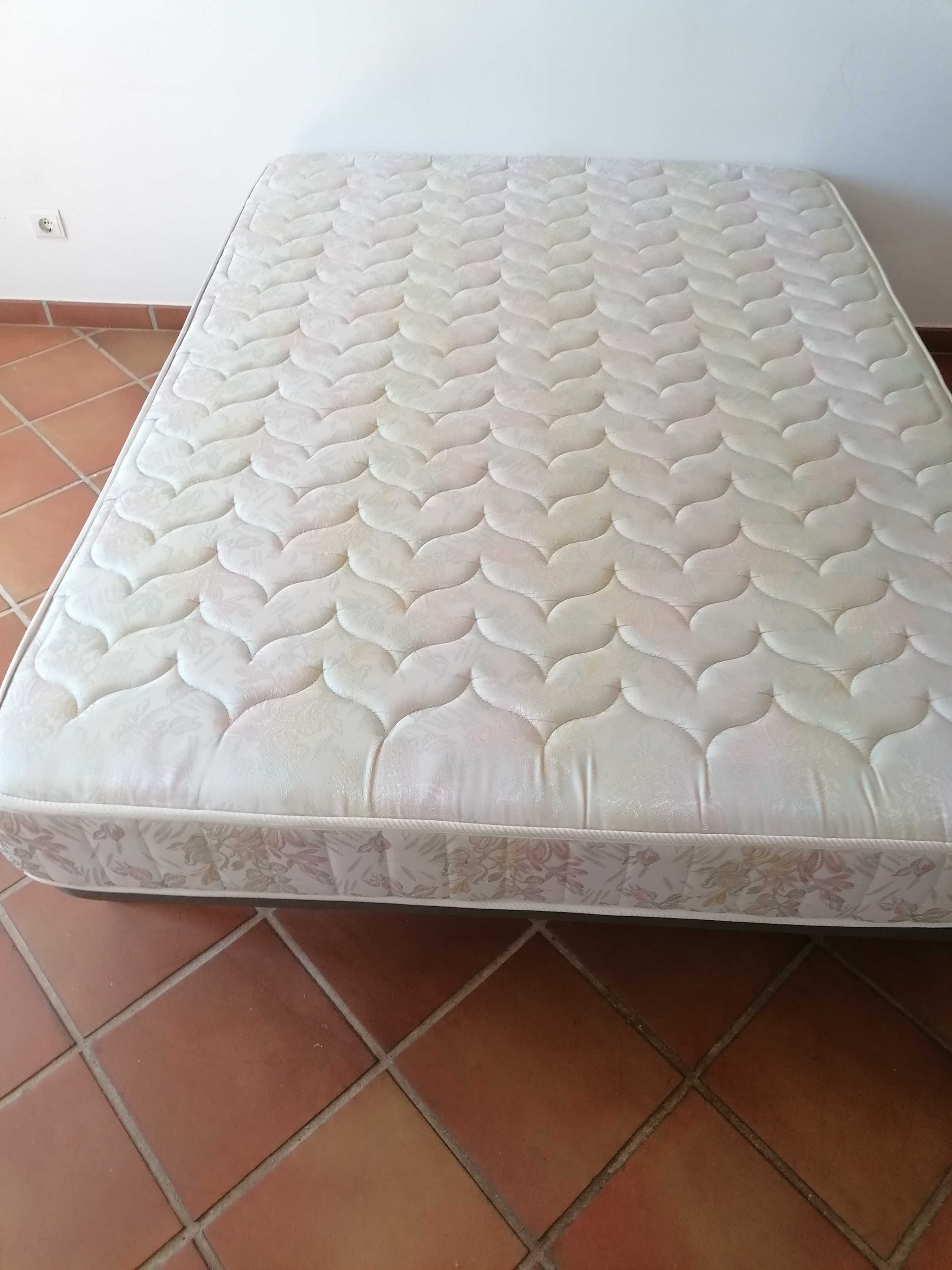 Cama casal bom estado