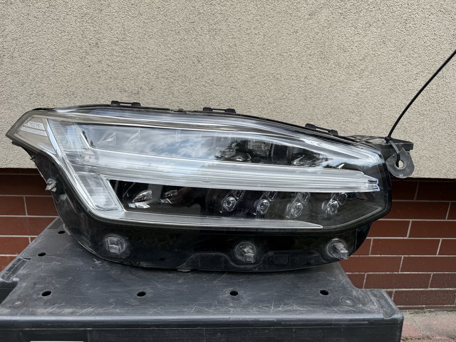 Volvo XC 90 lampa prawa full led active high beam OE 32228