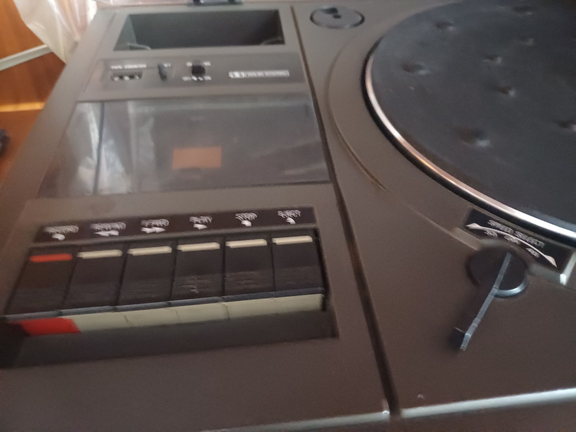 Vendo gira discos, cassete, radio Sanyo