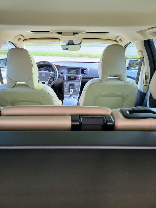 Volvo V60 2016 2.0. Бензин