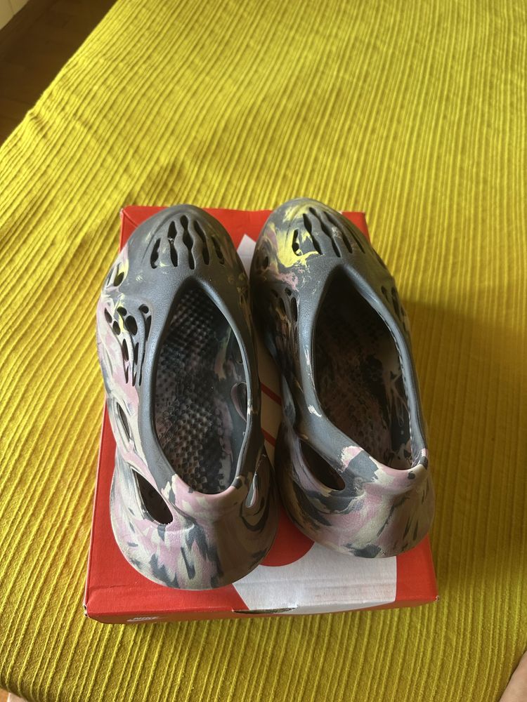yeezy foam runner Mx Carbon