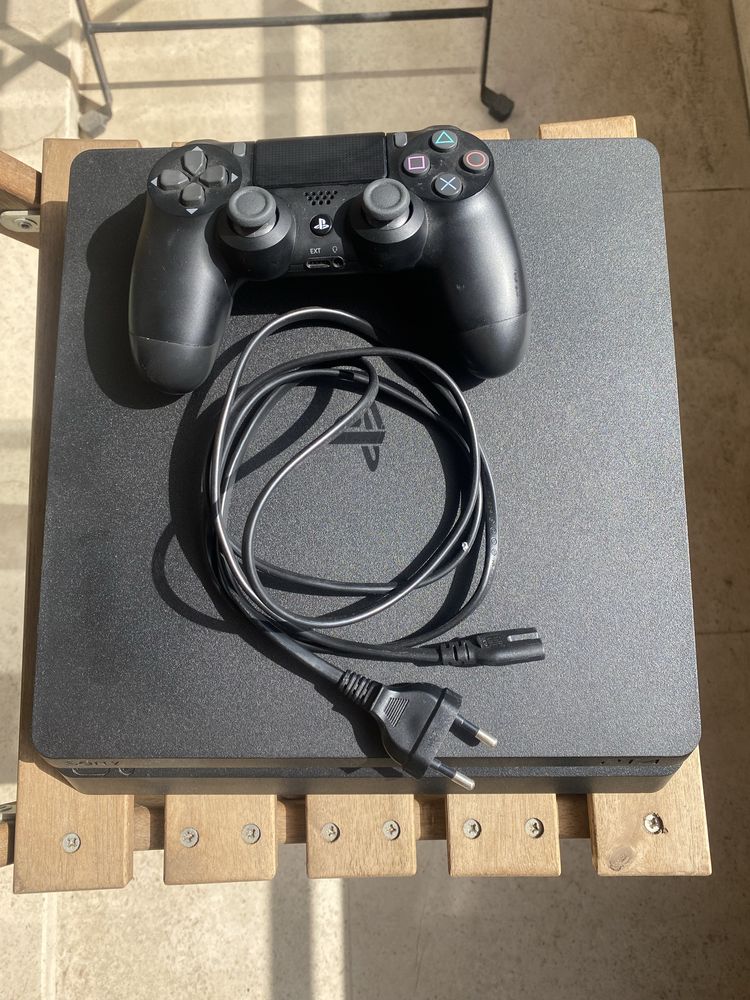 PlayStation 4 com comando