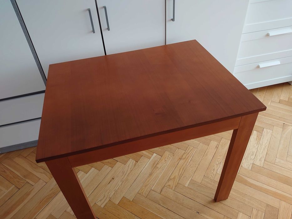 Stół biurko 90x70 cm z drewna i mat. drewnopodobnych.