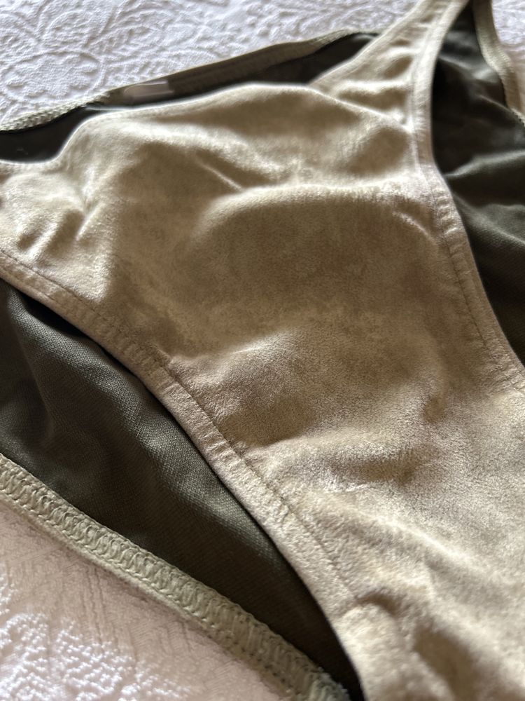 Cueca de bikini com textura “pele de pêssego”