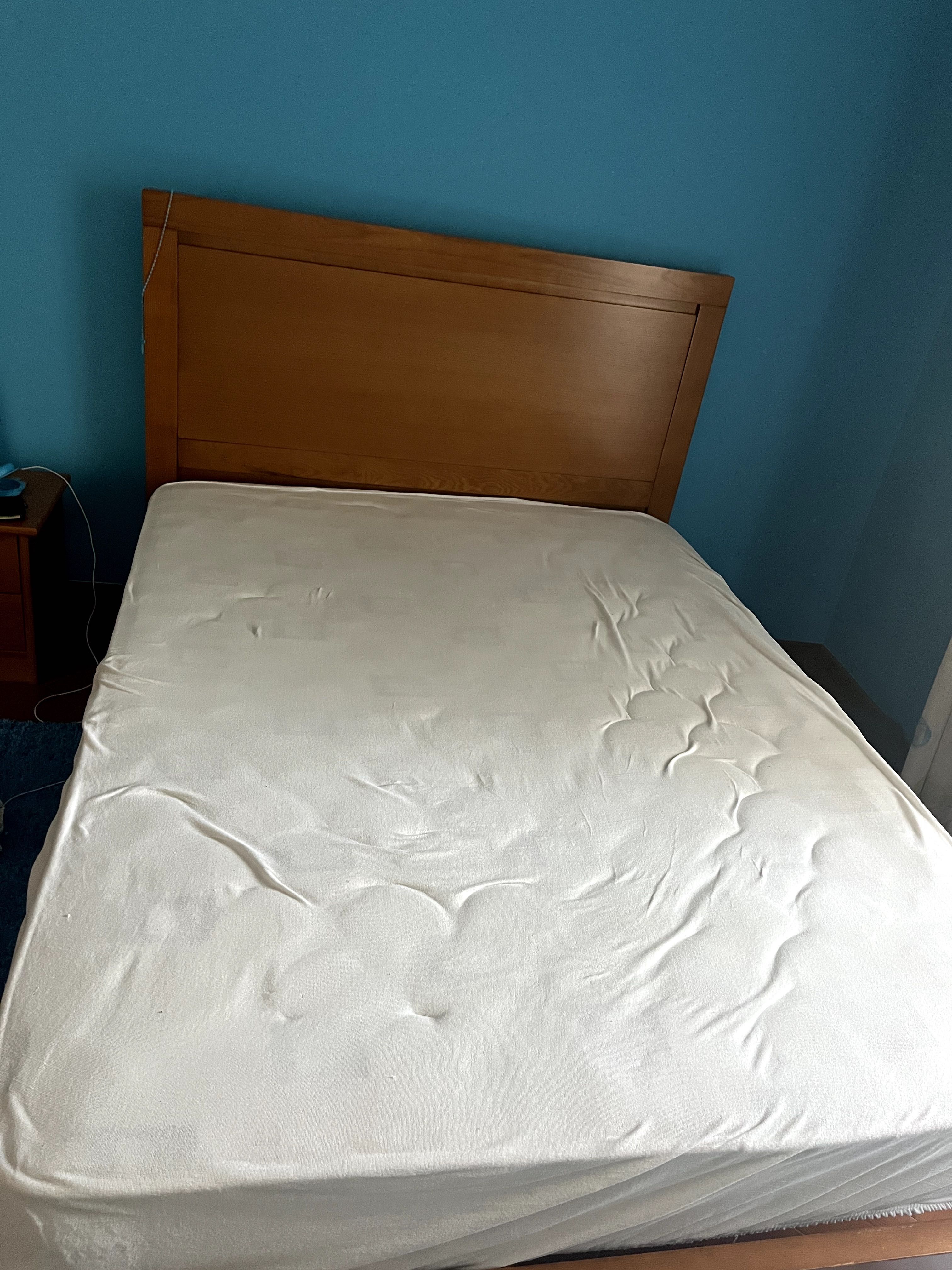 Cama em madeira de casal