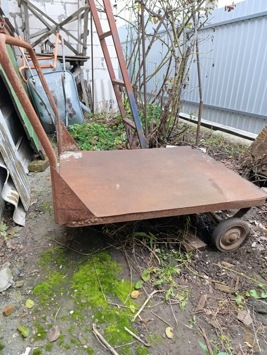 Тележка хозяйственна,тяжола,на трьох прорезинених колесах.