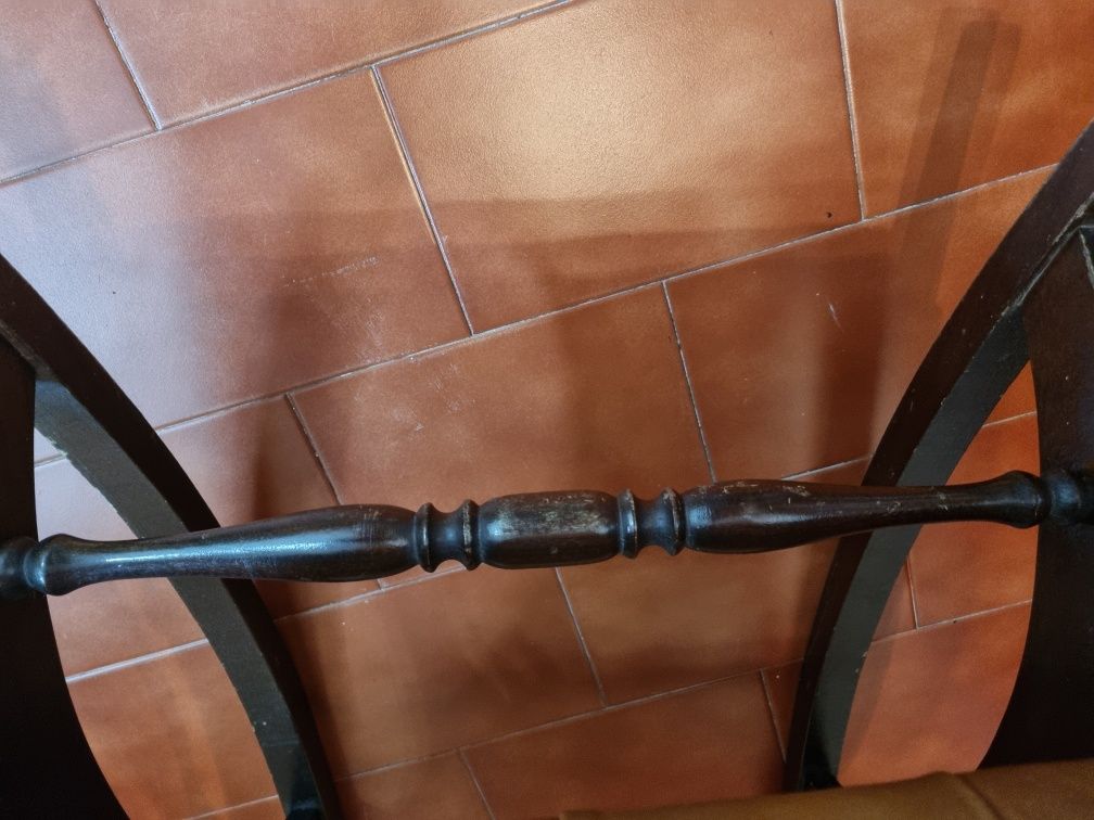 Cadeira de baloiço antiga em pele