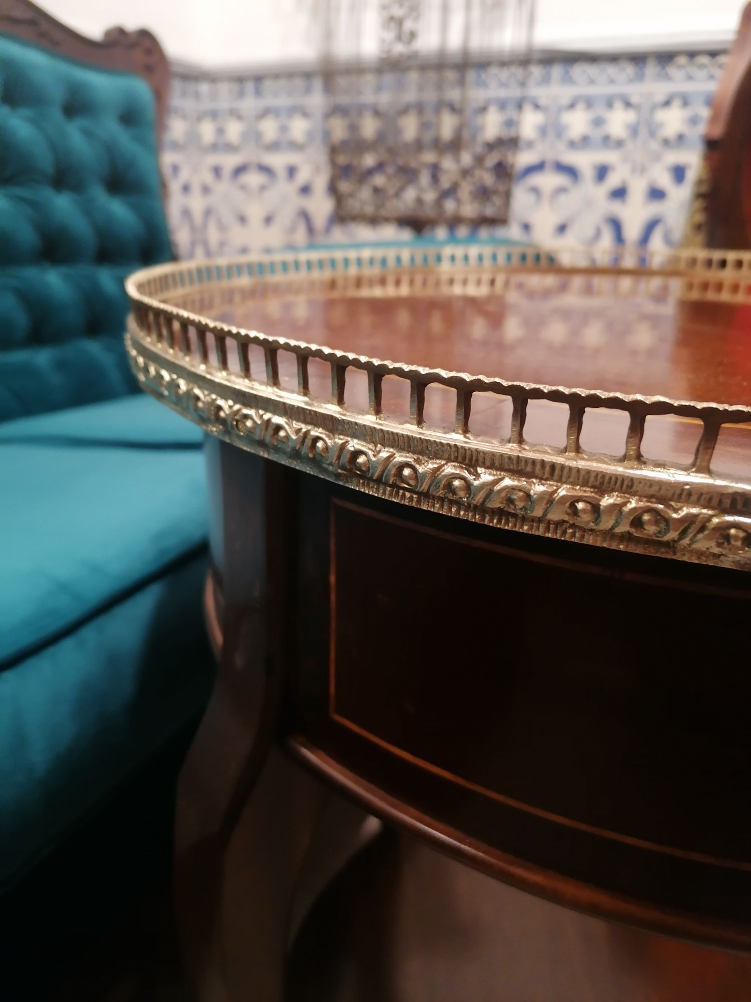 Guéridon (Mesa apoio mesinha cabeceira) com gradinha dourada.  Luís XV
