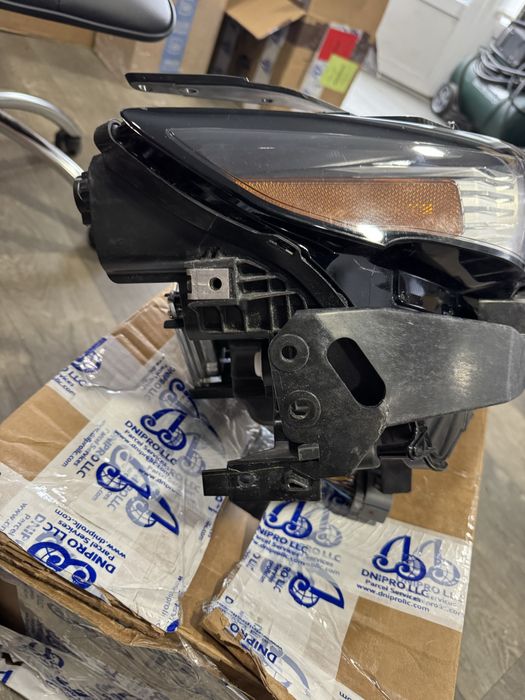 Mazda CX-30 передня права фара