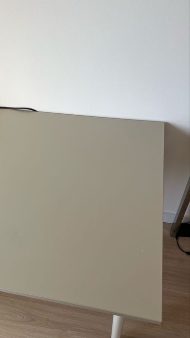 Tampo de secretária bege do IKEA