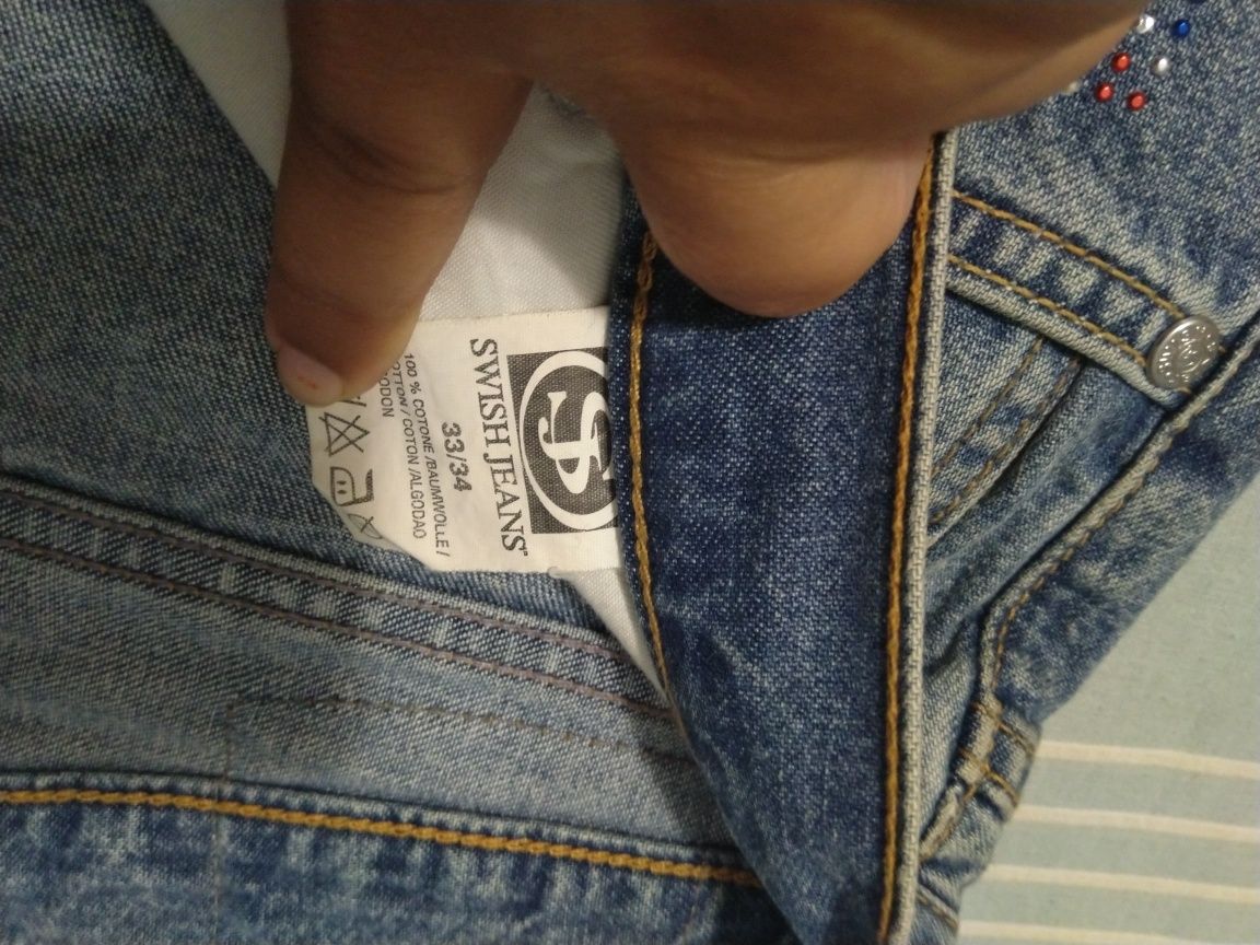 Jeans azuis com brilhantes