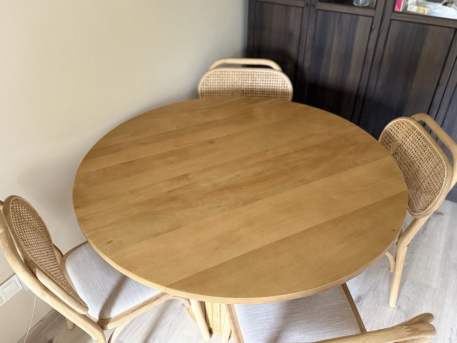 Zestaw stół plus 4 krzeselka Kave Home