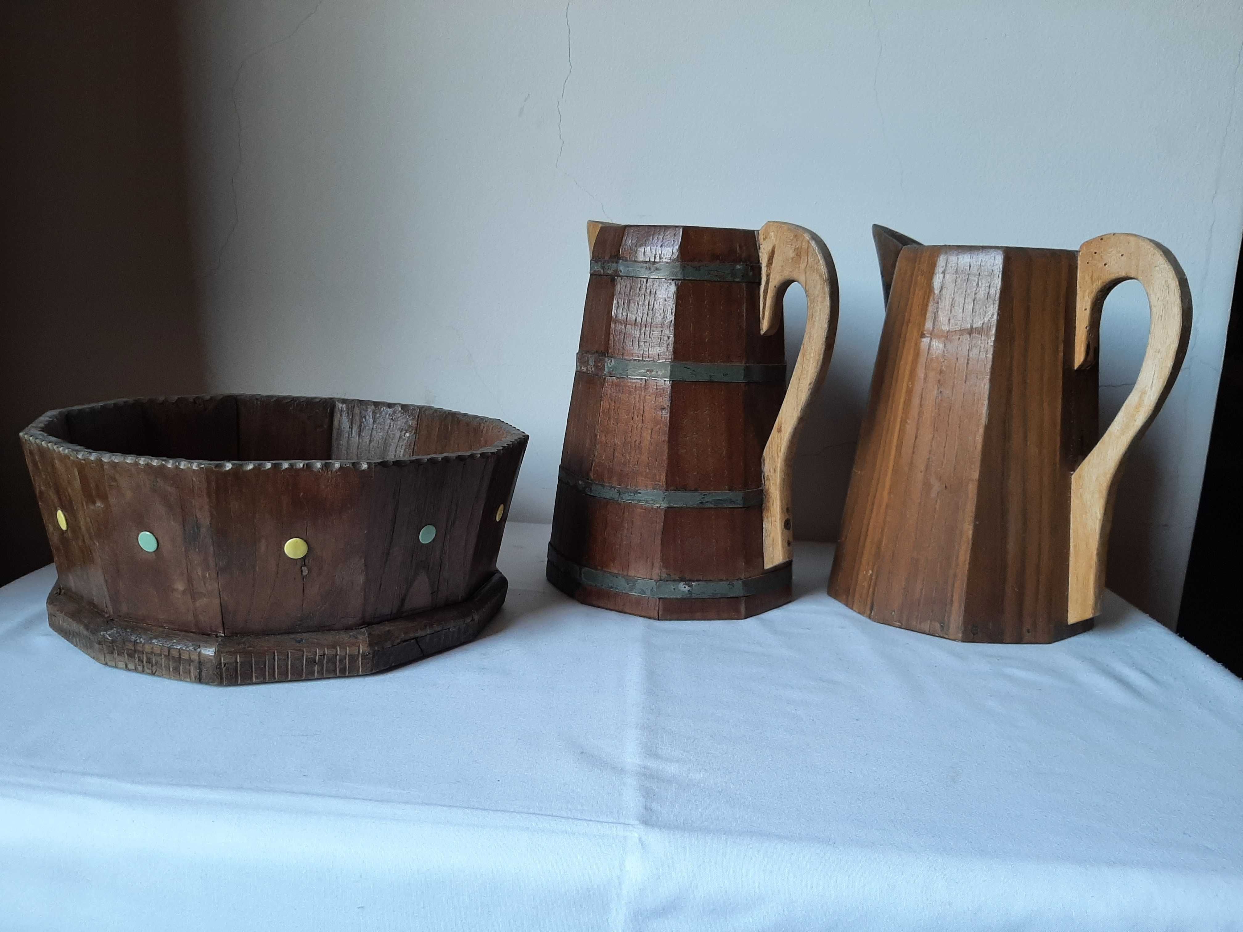 Antigos jarros e vasilha de madeira artesanais