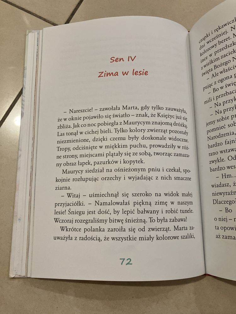 Bardzo mała dziewczynka i bardzo duży miś