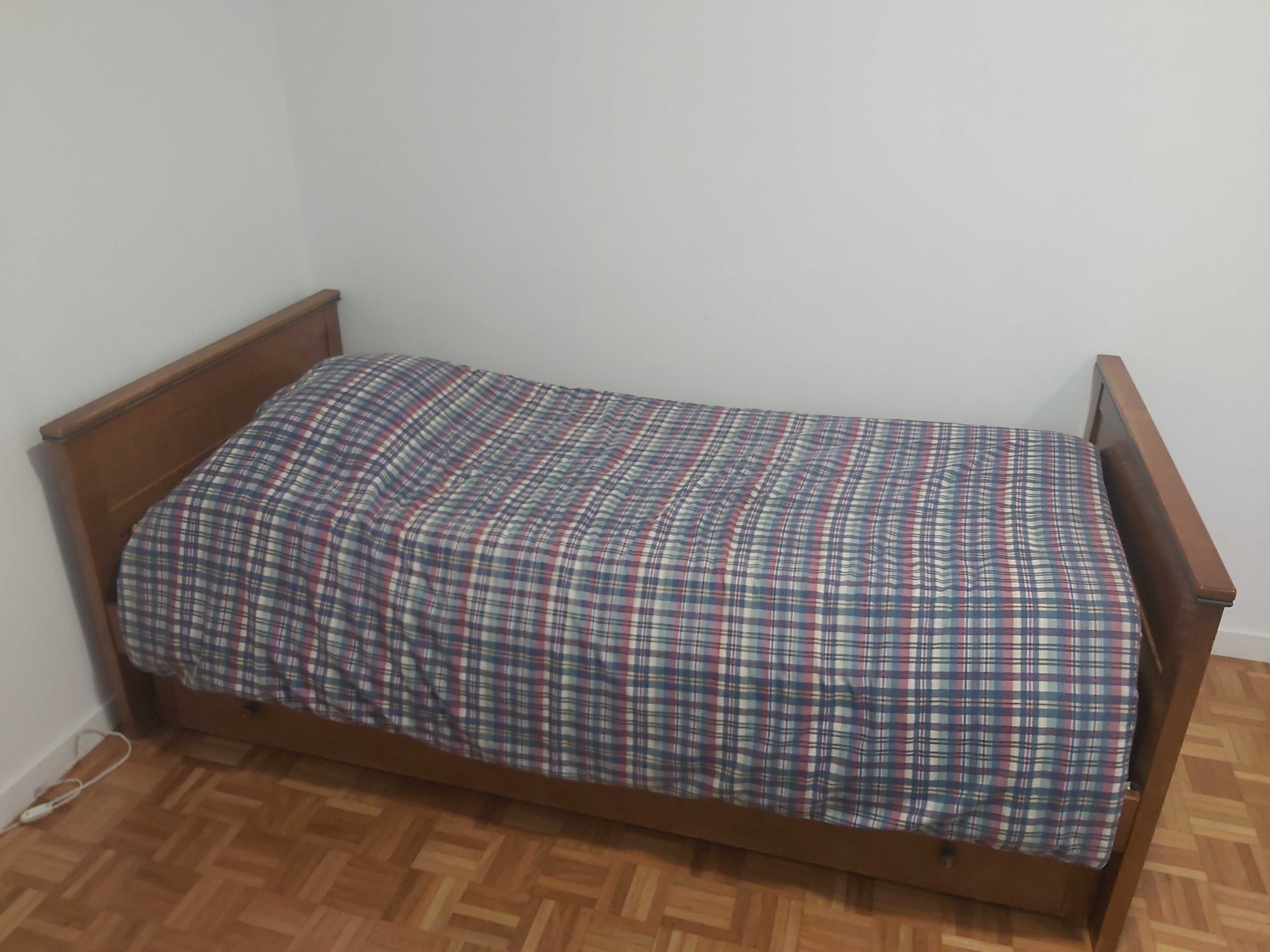 Cama com gavetão, 2 colchões e Secretária
