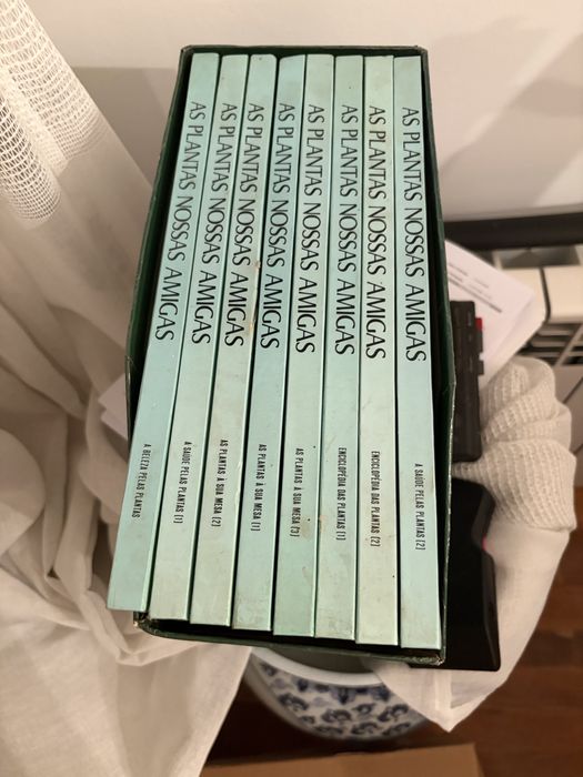 Diversos livros e enciclopedias