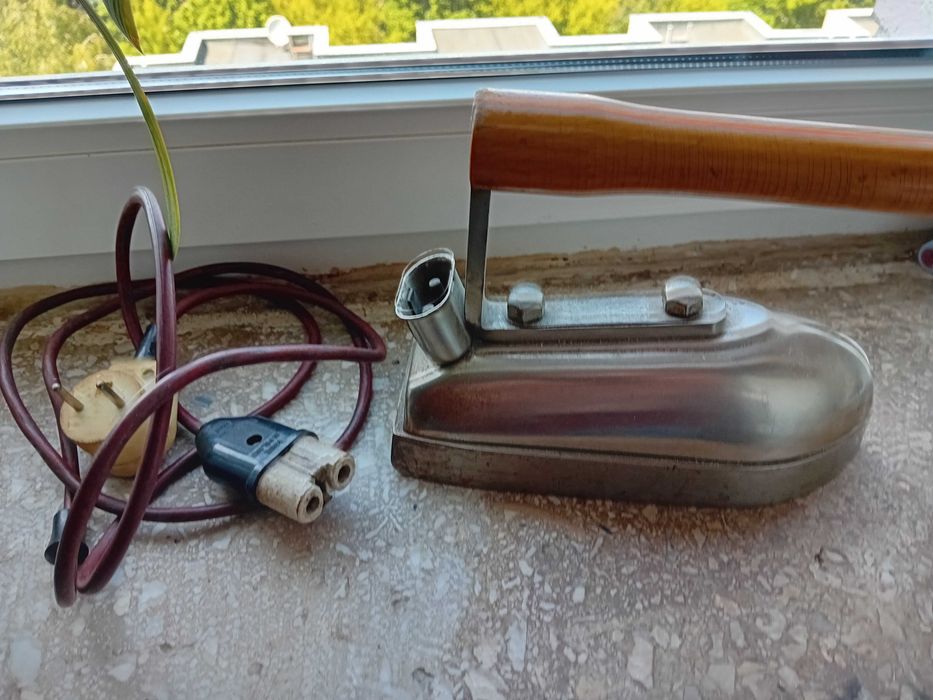 Stare elektryczne żelazko z PRL-u, drewniana rączka, sprawne