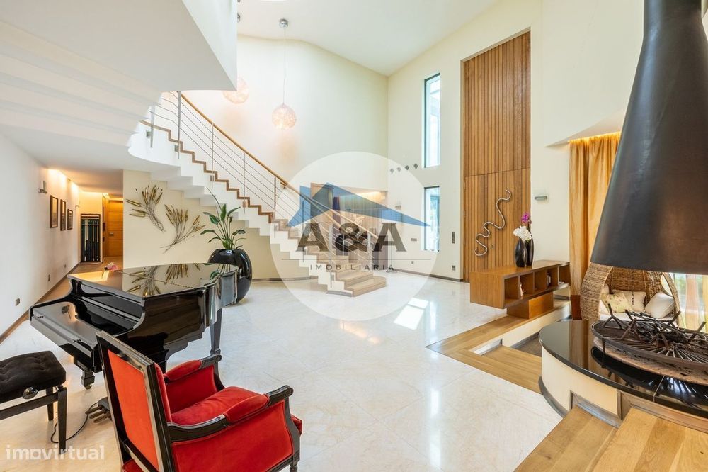 Exclusiva Propriedade de Luxo com Áreas Generosas e Próxima das Praias