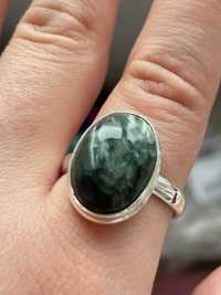Серебряное кольцо с зеленым серафинитом. Размер 21