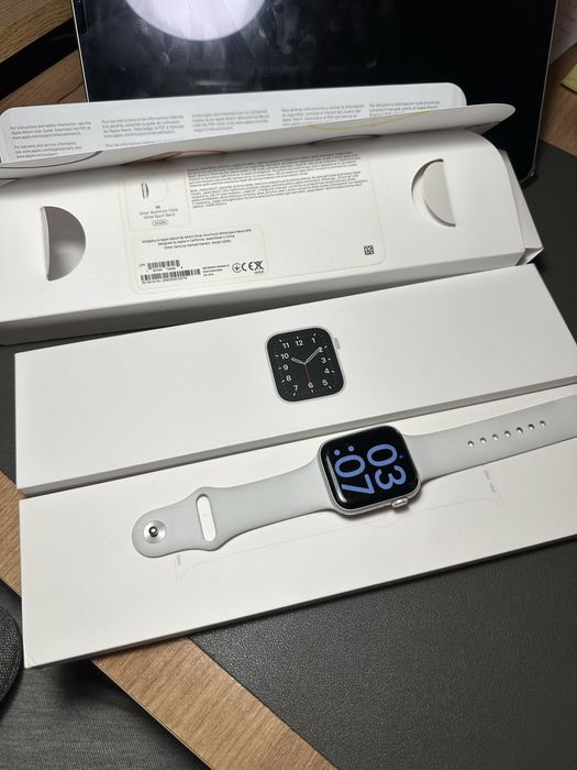 Apple Watch SE 44mm Silver Aluminum White