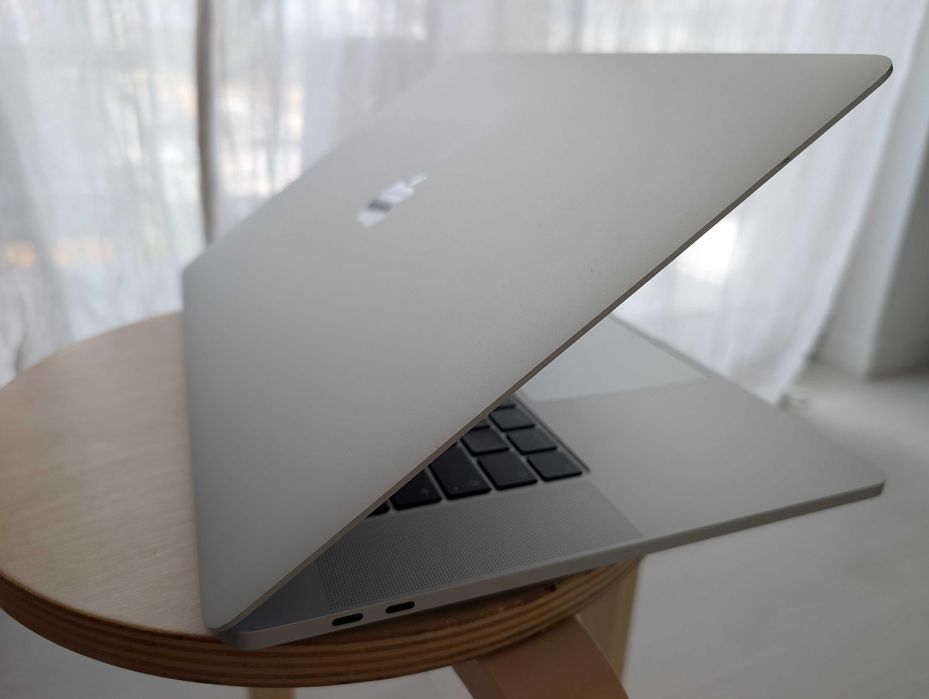 MacBook Pro 16-calowy 2019, Touch Bar.