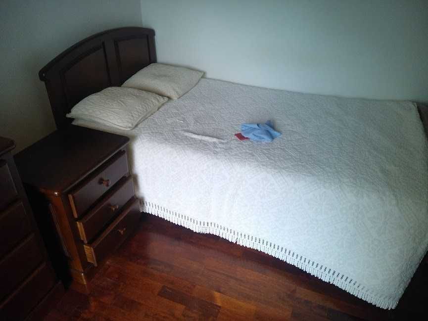 Mobília de sala e cama de solteiro.