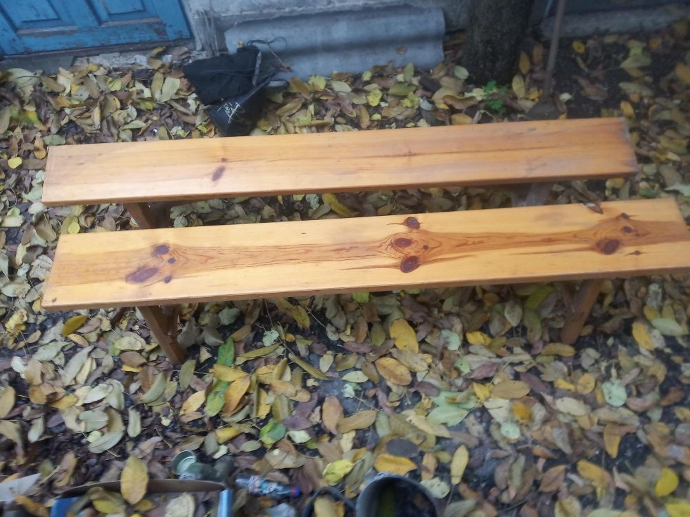 Стол обеденный деревянный.