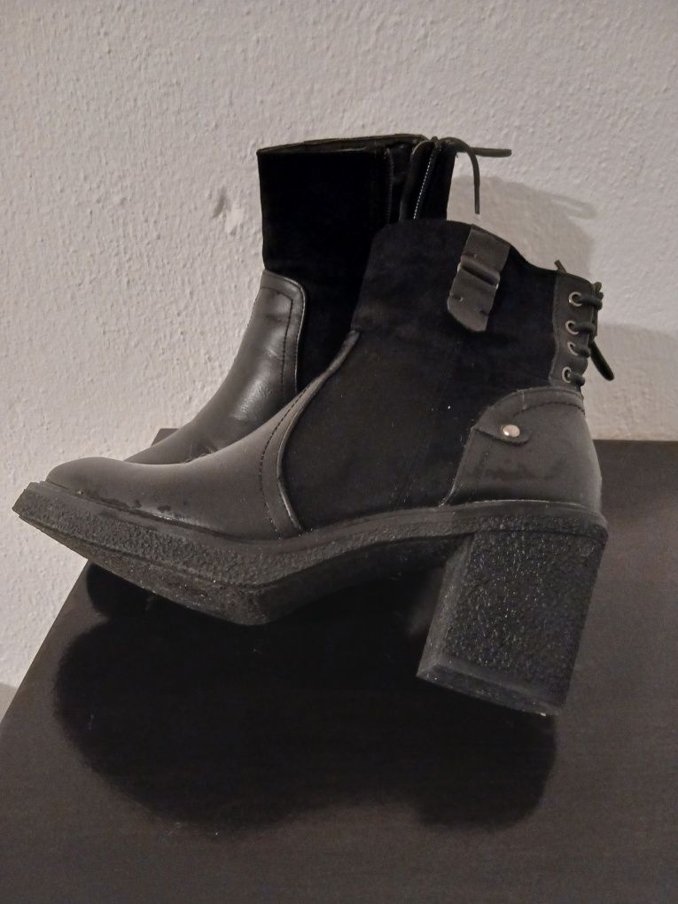 Calçado Botas em muito bom estado