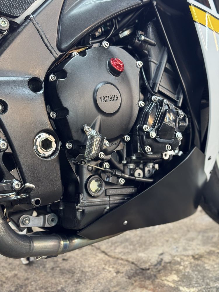 Yamaha yzf r1 crossplane witt Akrapovic