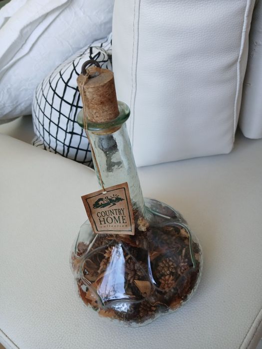 Vendo jarra tipo garrafa de vidro, decorativa metade em branco e cor d