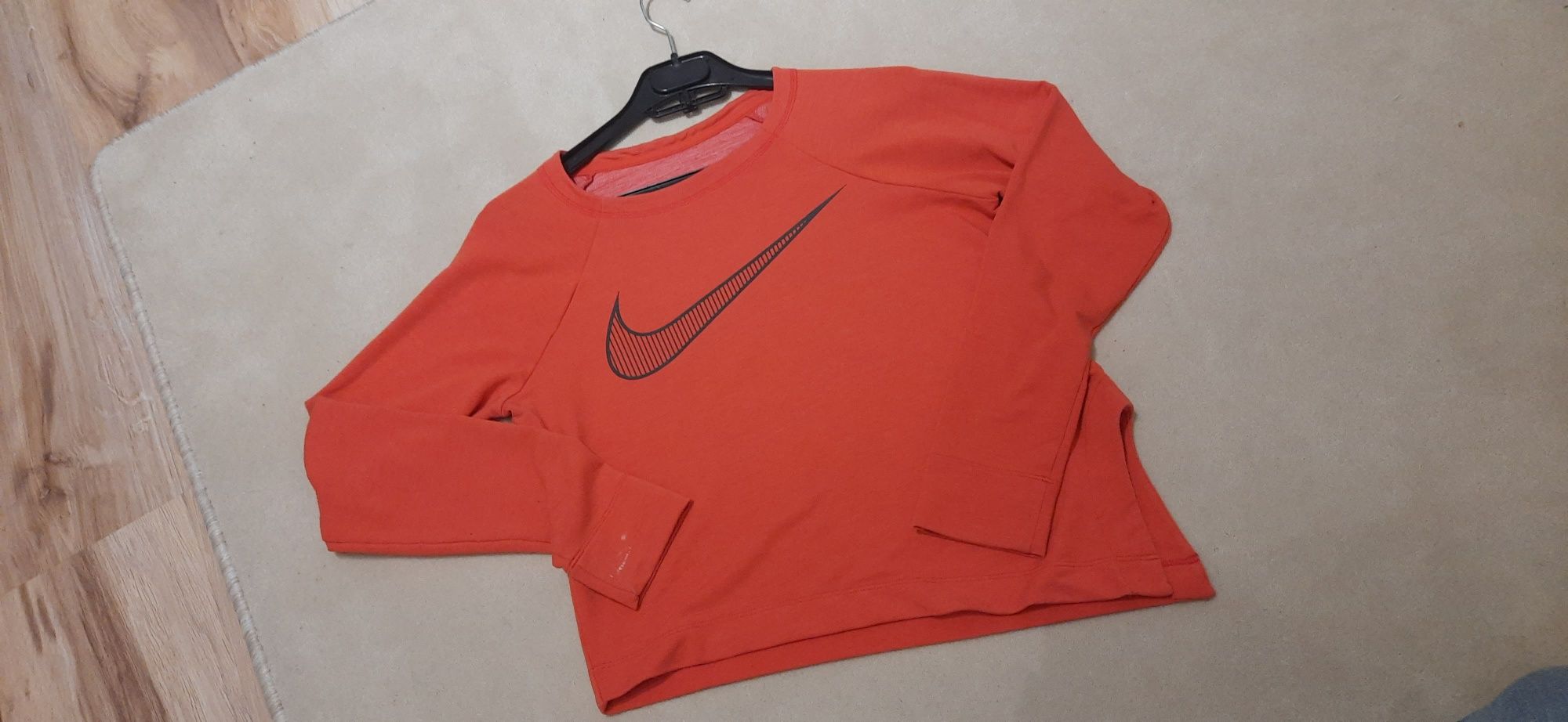 Czerwona bluza Nike