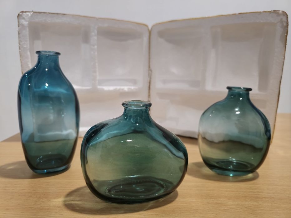 Conjunto de jarras pequenas pintadas a mão