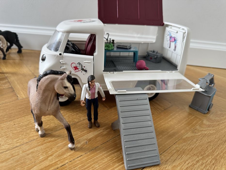 Schleich – Mobilna lecznica weterynaryjna z koniem 13793
