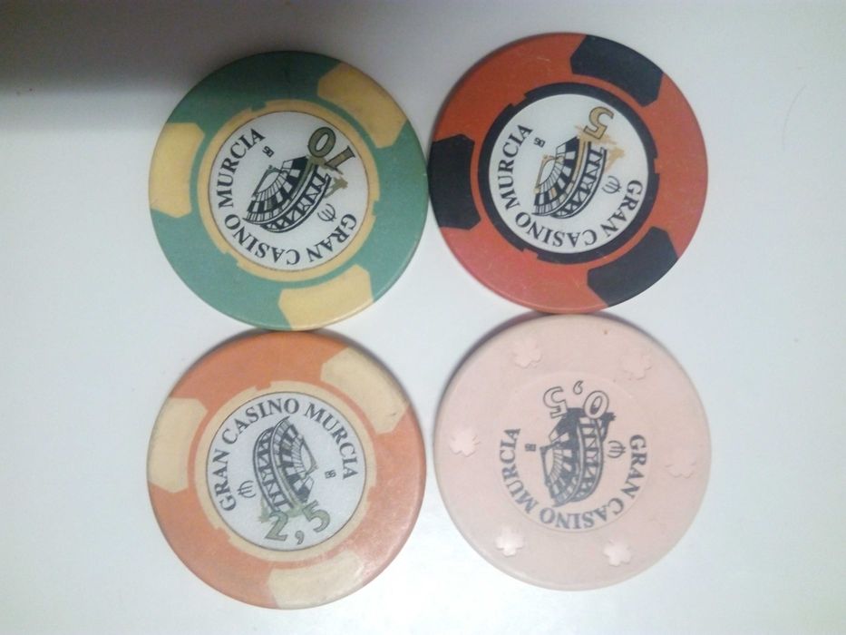 Coleção de 71 fichas de 27 casinos.