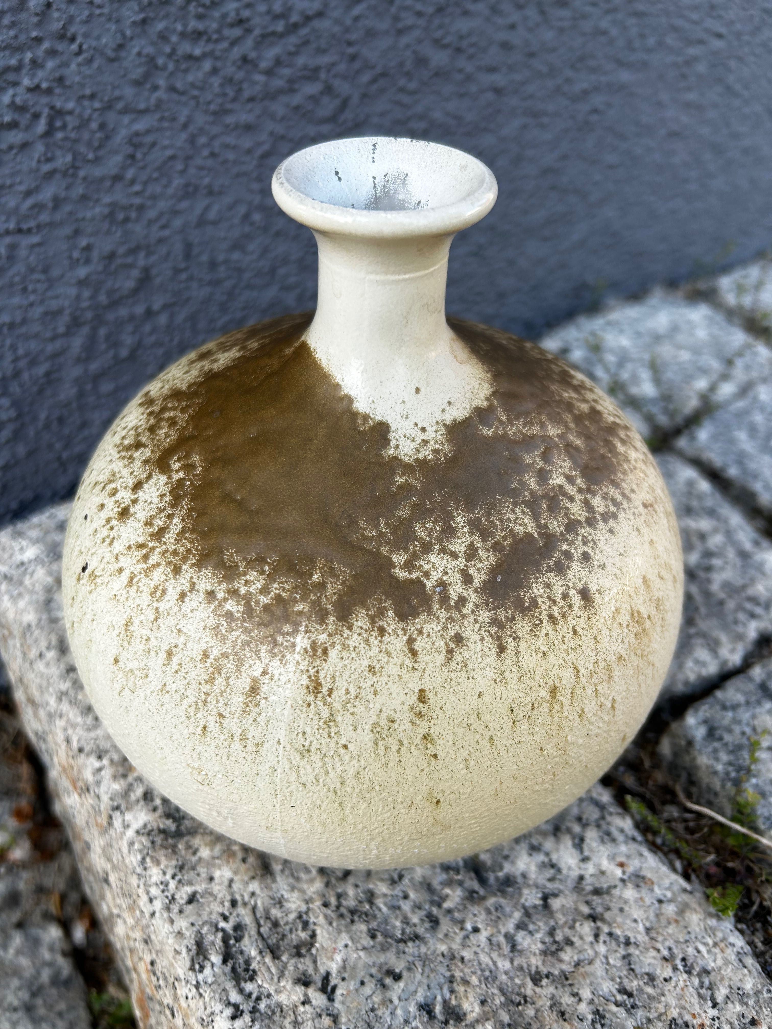 Ceramiczny kremowy wazon