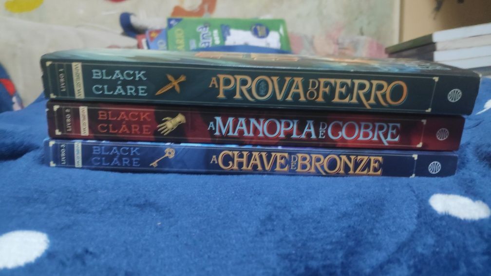 Livros da saga magisterium