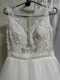 Весільна пишна сукня з дизайном на спині з ґудзиками