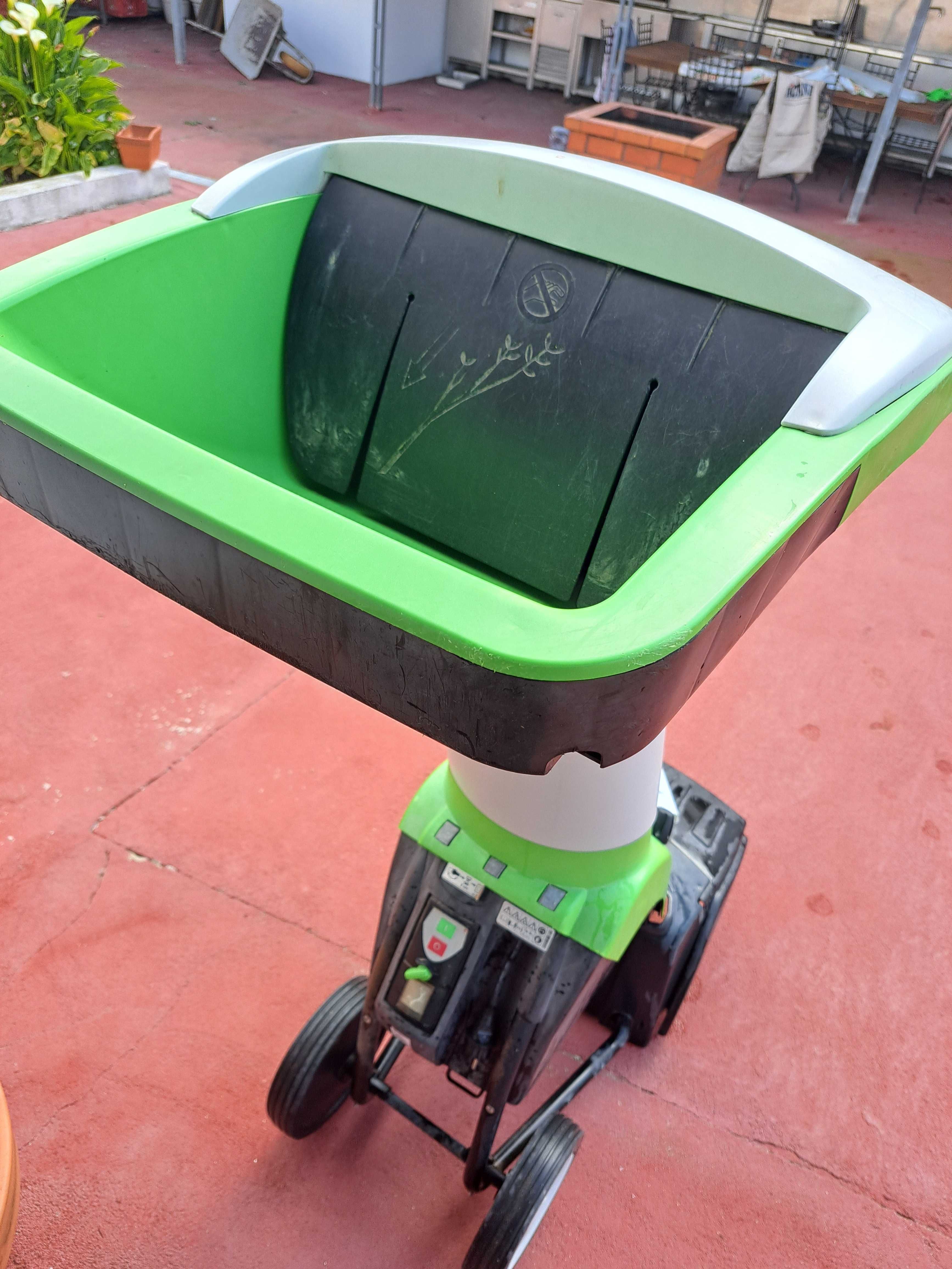 Máquina para triturador de ramos