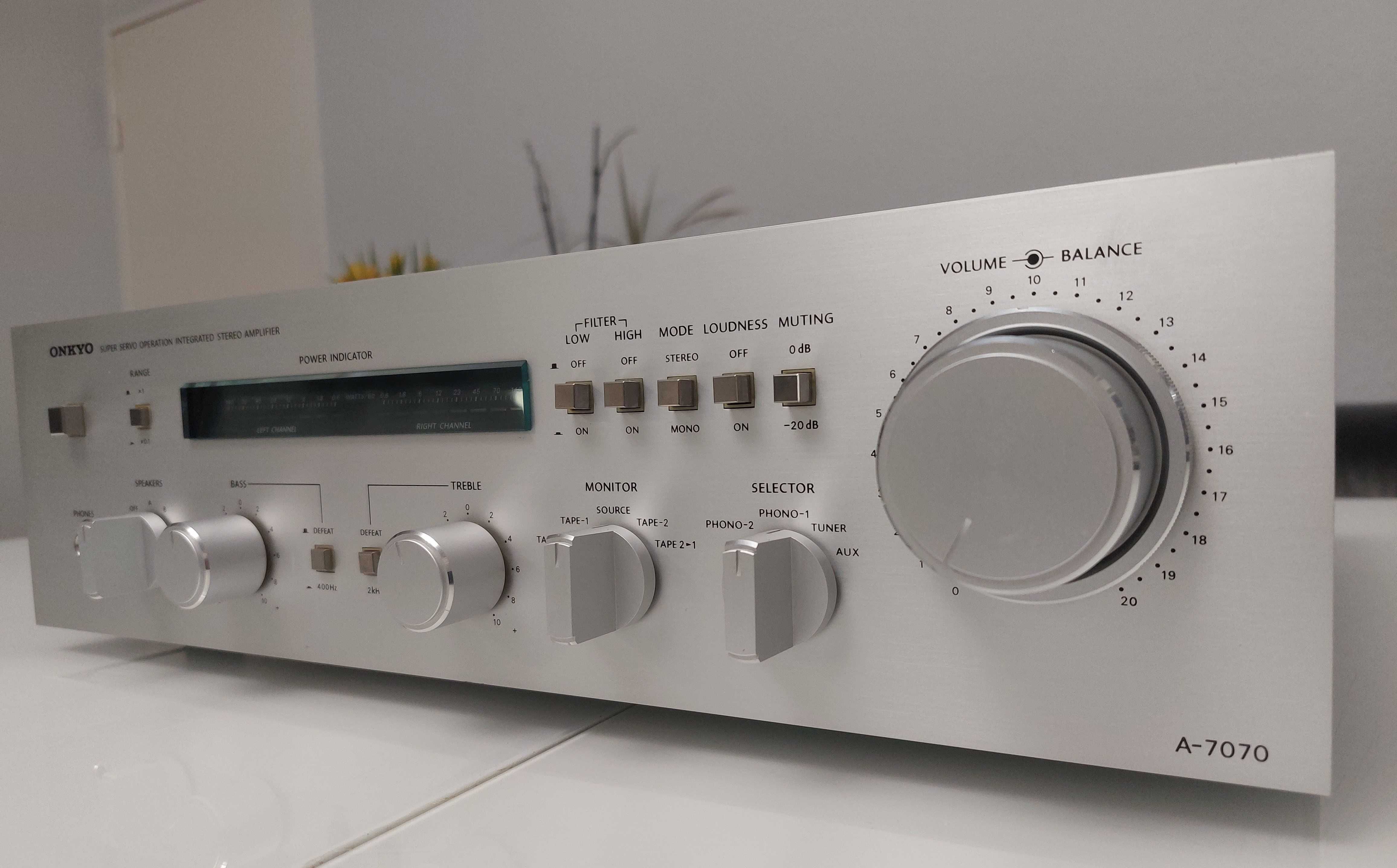 Транзисторный стерео усилитель Onkyo A 7070 (2x105W N.P 1'200 DM) 7090