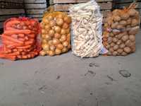 Warzywa od rolnika ziemniaki, marchew, cebula, pietruszka