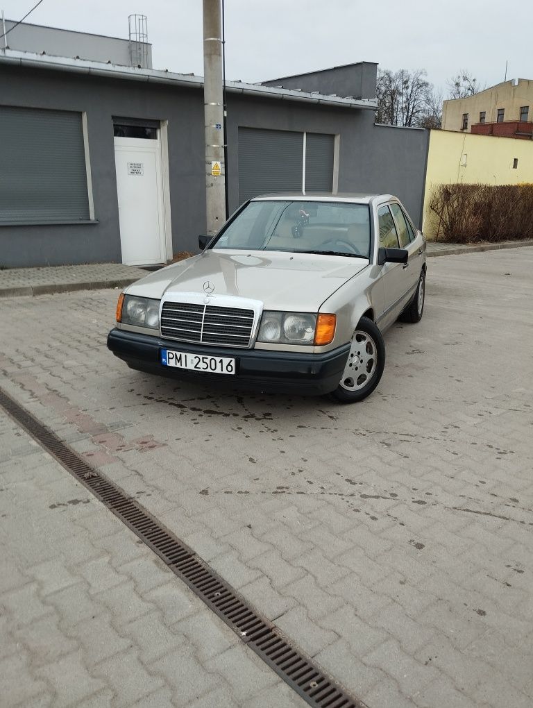 Zawiozę do ślubu starym Mercedesem W124