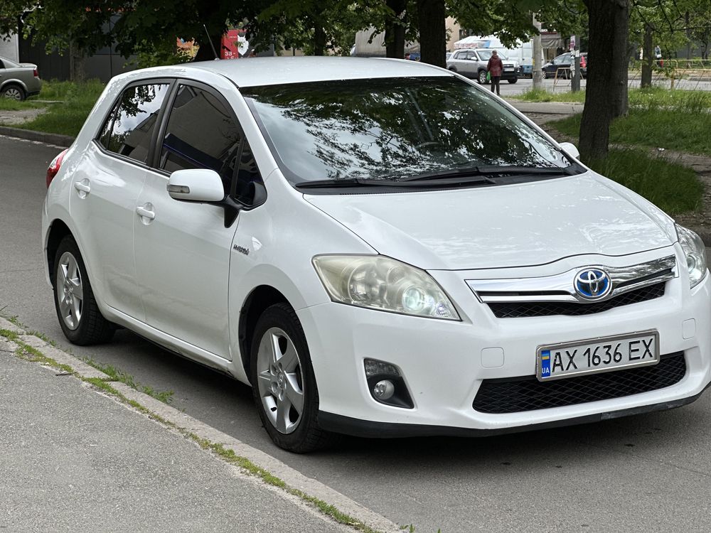 Продам авто Toyota Auris 2011 1.8 гибрид