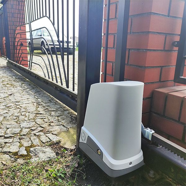 Montaż napędów do bram i ogrodzeń, szlabany, słupki parkingowe
