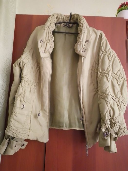 Продам гарну куртку .