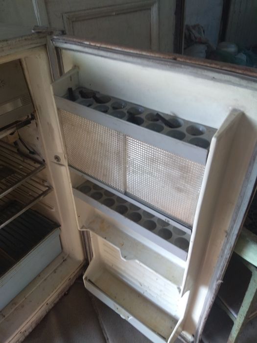 Холодильник бу советский "Донбасс" в рабочем состоянии.