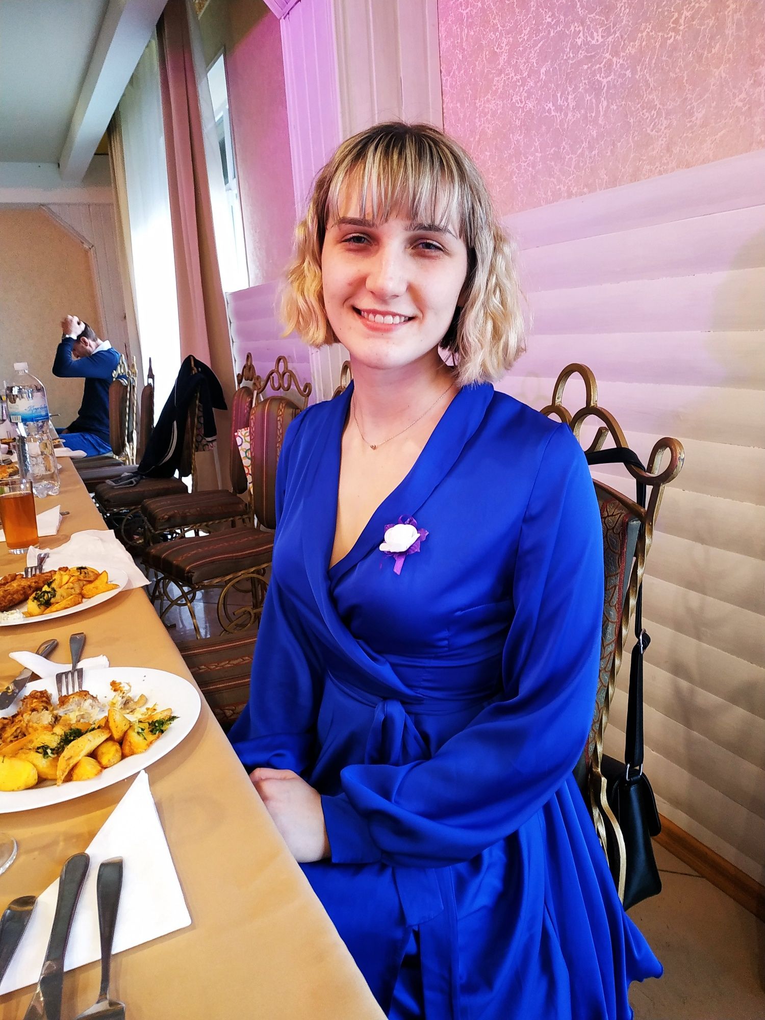 Синя сукня яскрава