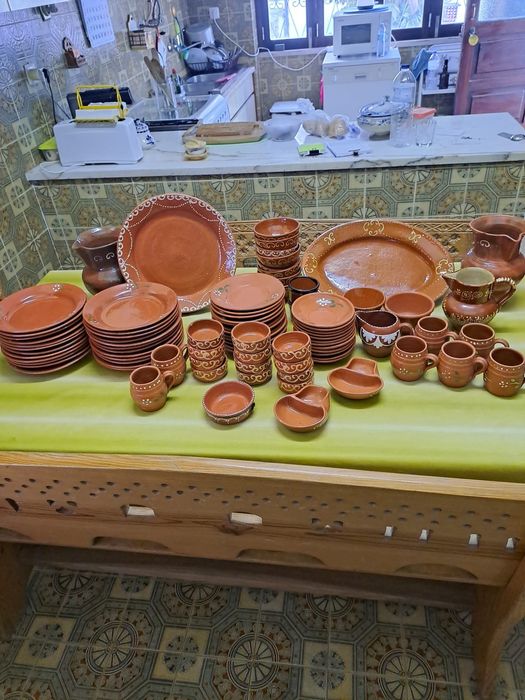 Conjunto com várias peças de barro