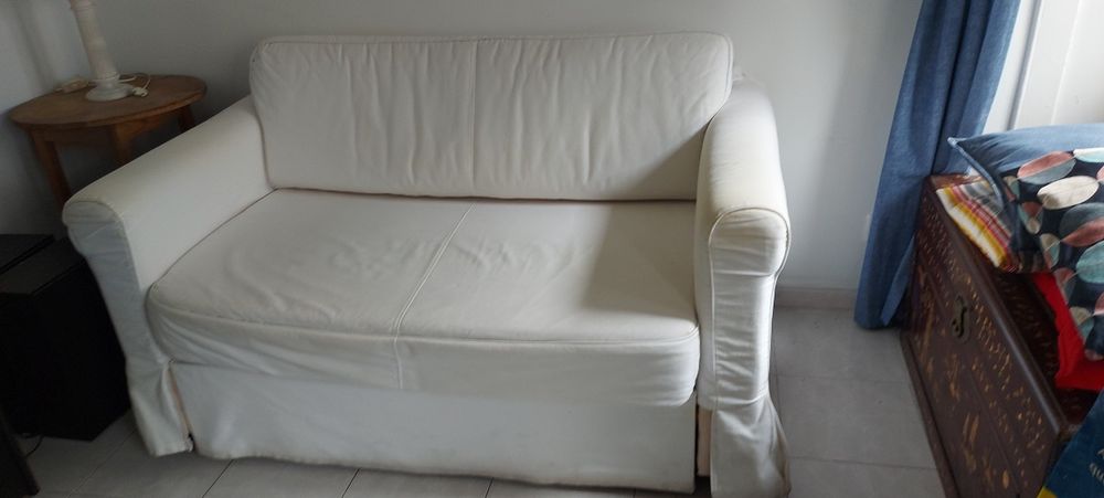 Sofa-cama casal com capa branca