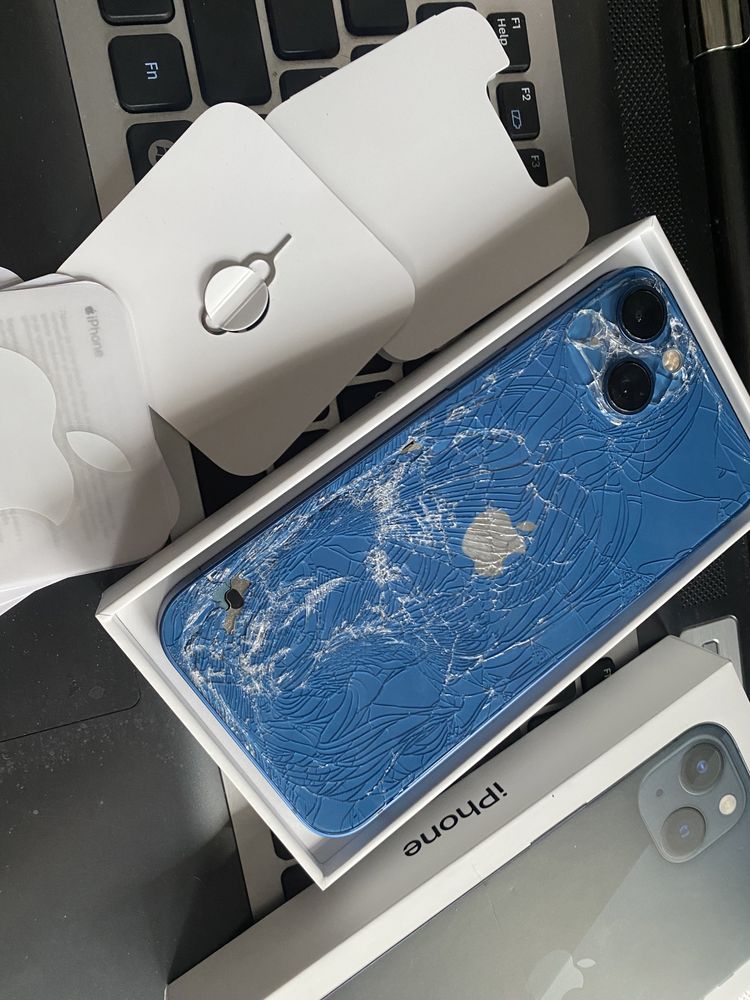 Продам iPhone 13 128gb blue разбитый